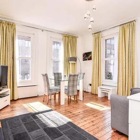 Gorgeous First Floor Apartment Near Station